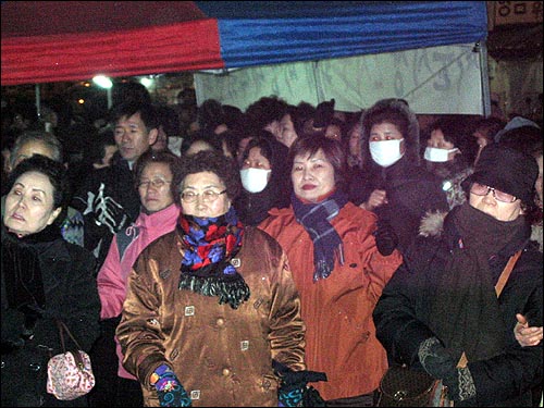 행진을 마치고 서문주차빌딩 앞에 모인 상인들. 이날 대책위원회는 '다음날 오후 5시에 주차빌딩 이용에 대한 결과가 나올 것'이라고 발표했다. 